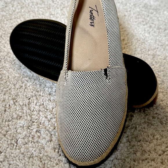 Trotters New Accent slip on. - Picture 2 of 4